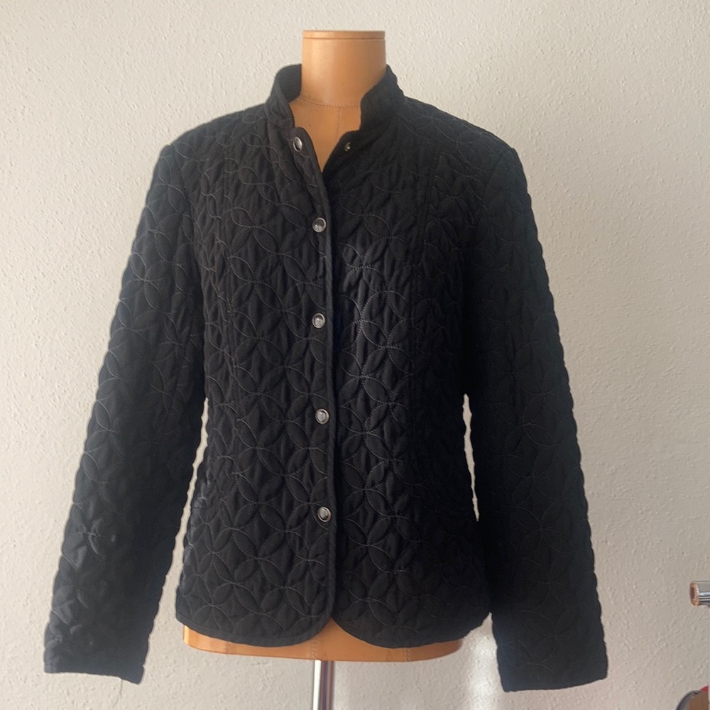 Lightweight quilted polyester snap up jacket color black, size medium